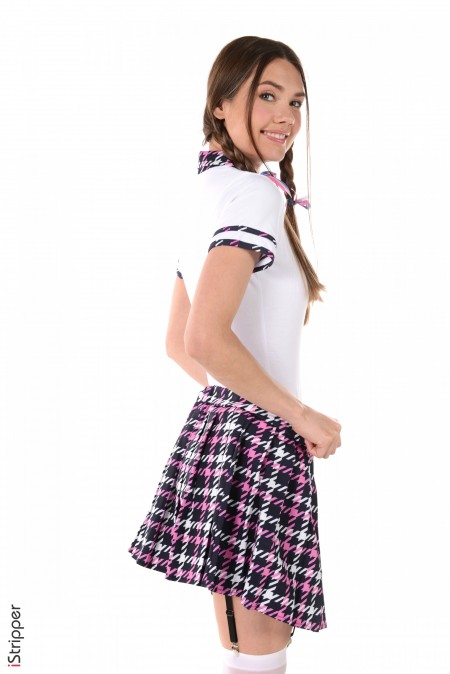 Сексуальная студентка в юбке и улыбке