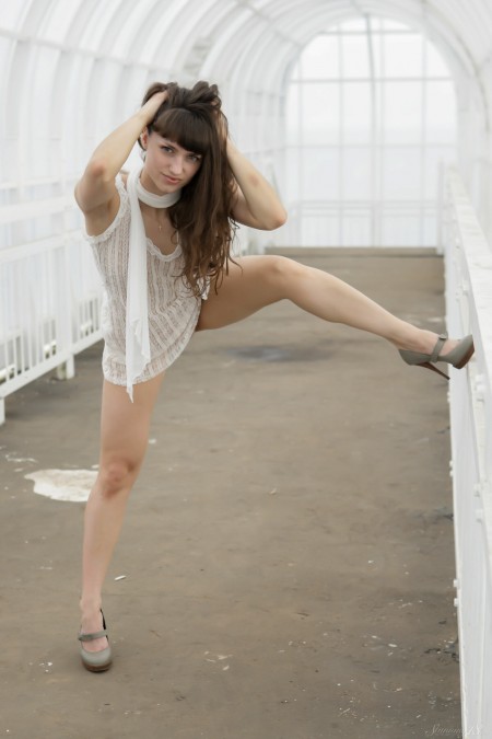 Смайлик Кара: модель в эротической фотосессии