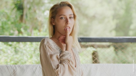 Келли Коллинз: Летнее Очарование в Природе