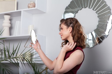 Эротический фотосет с улыбающейся моделью