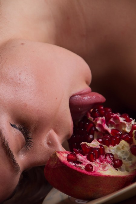 Лили С: Сексуальность и Улыбка в Интерьере