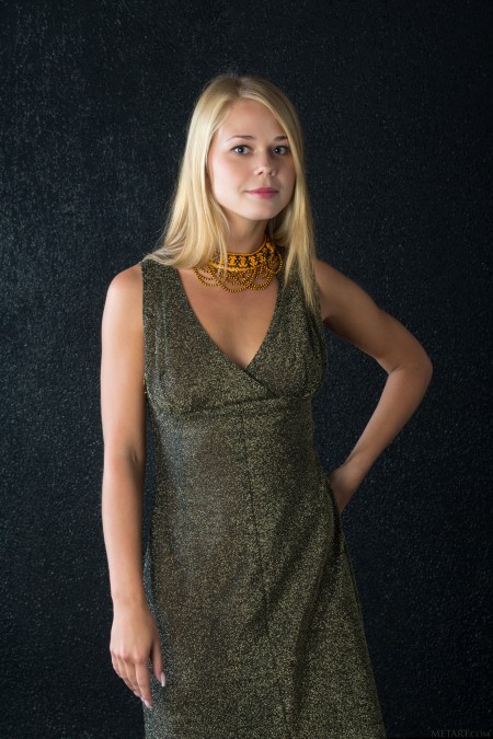 Соблазнительная модель Sarika A в студии