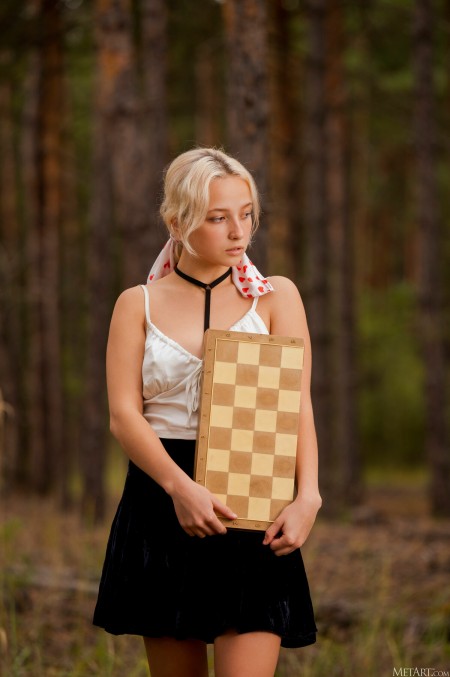 Летняя радость: обнаженная Лили в природной атмосфере