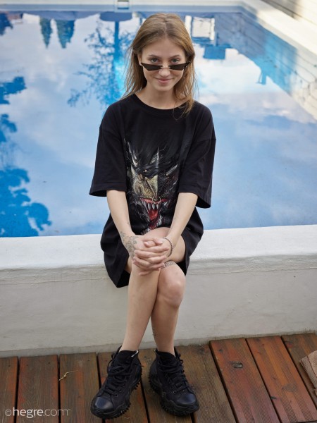 Летняя элегантность: девушка в очках