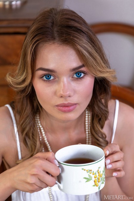 Чарующая Кира: Уют и Сексуальность