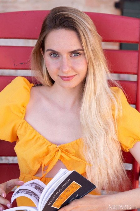 Эмили Сван: Летнее Чтение и Улыбка