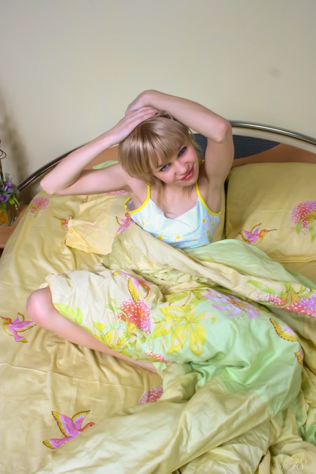 Синди Б - чувственная фотосессия на кровати