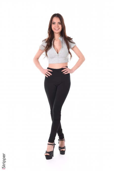 Несса А: Улыбающаяся модель в ню-фотосете