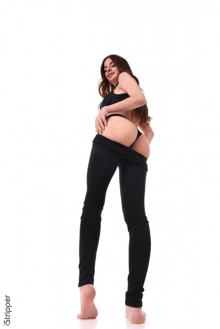 Несса А: Улыбающаяся модель в ню-фотосете