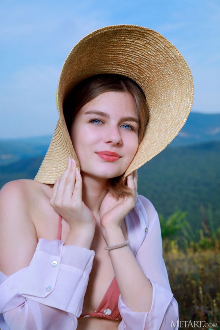 Летнее восхождение: Helana A беззаботна и счастлива