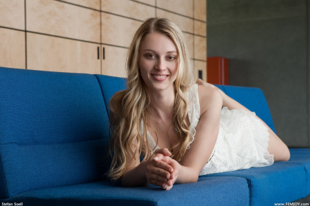 Элегантная блондинка в домашней обстановке