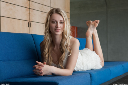 Элегантная блондинка в домашней обстановке