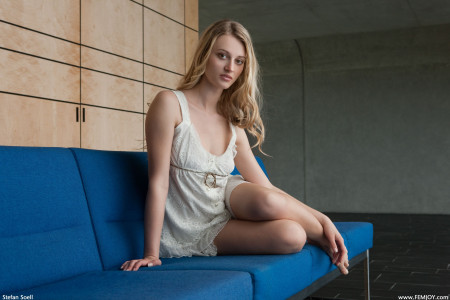 Элегантная блондинка в домашней обстановке