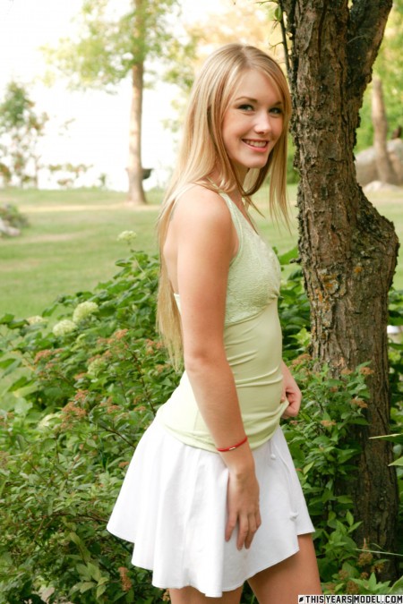 Летняя красота: девушка Jewel A