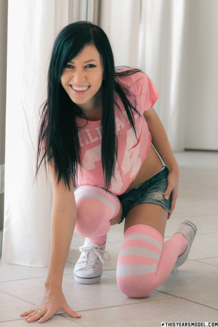 Смайливая и чувственная девушка Catie Minx