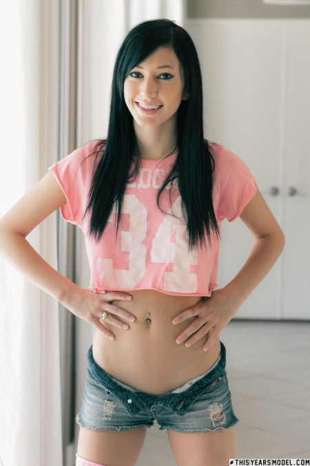 Смайливая и чувственная девушка Catie Minx