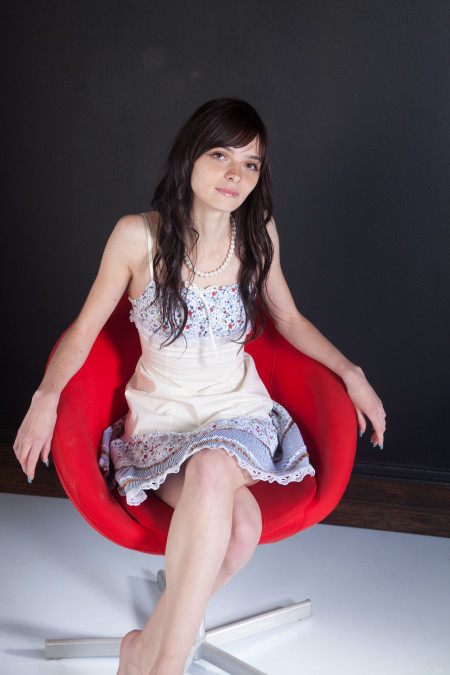 Веселая и чувственная модель в студии