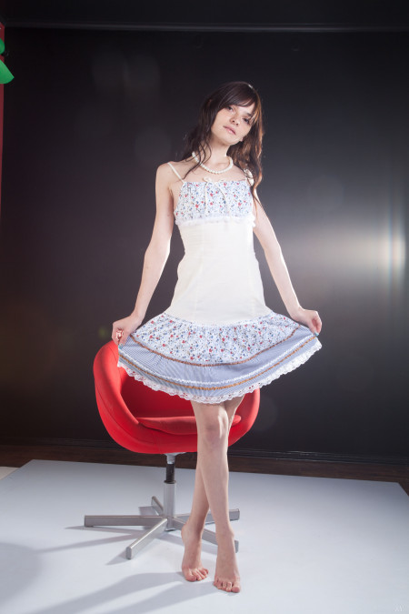 Веселая и чувственная модель в студии