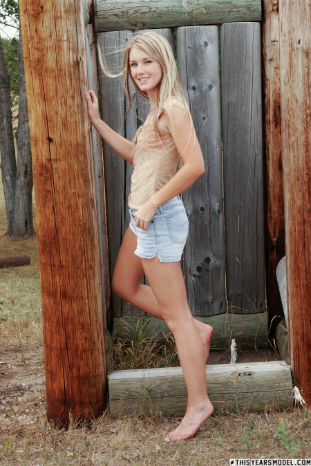 Солнечная смеющаяся красотка в природе