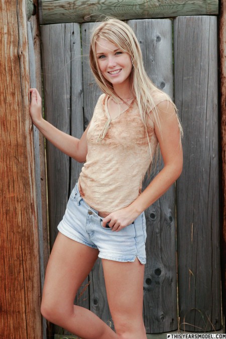 Солнечная смеющаяся красотка в природе