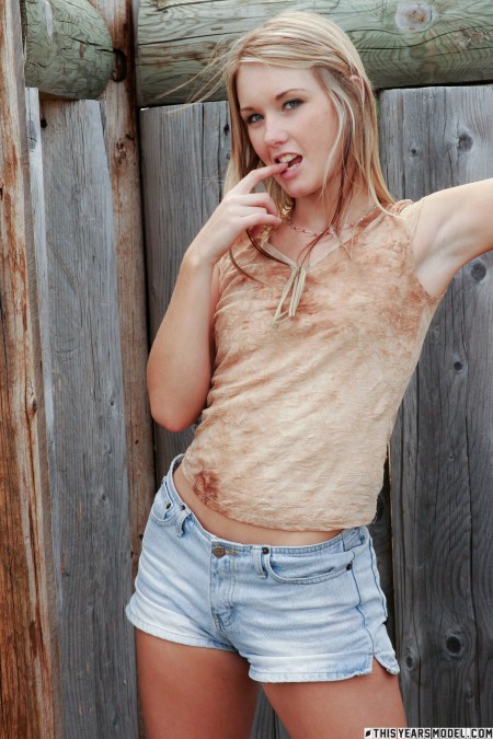 Солнечная смеющаяся красотка в природе