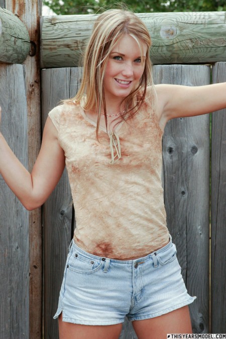 Солнечная смеющаяся красотка в природе