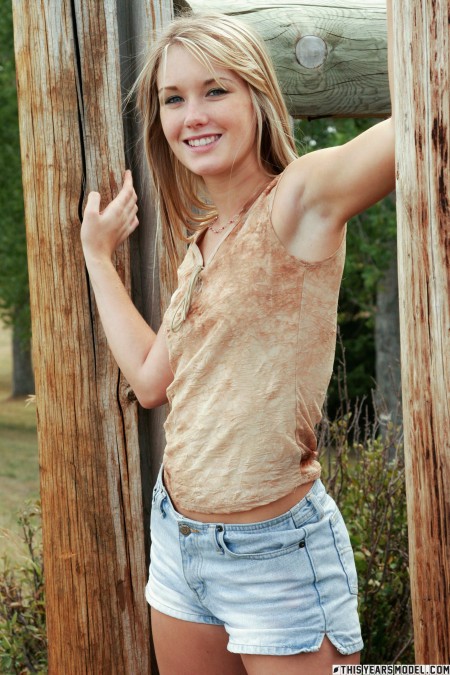 Солнечная смеющаяся красотка в природе