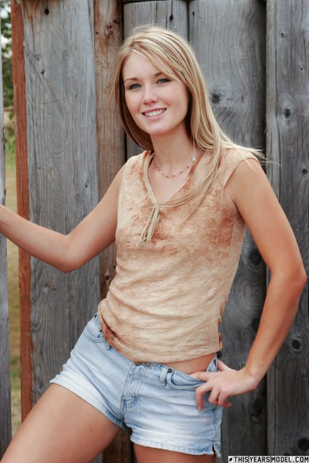 Солнечная смеющаяся красотка в природе