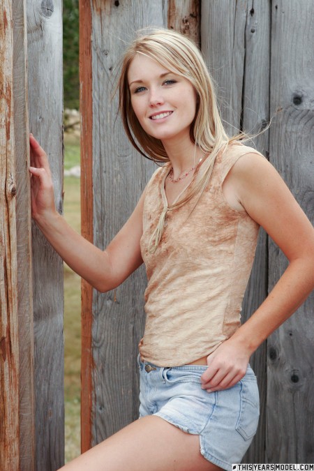 Солнечная смеющаяся красотка в природе