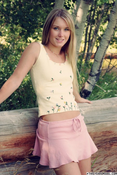 Летнее наслаждение в лесу с улыбающейся блондинкой