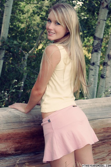 Летнее наслаждение в лесу с улыбающейся блондинкой