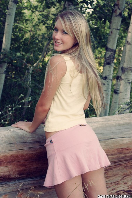 Летнее наслаждение в лесу с улыбающейся блондинкой