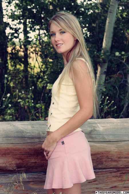 Летнее наслаждение в лесу с улыбающейся блондинкой