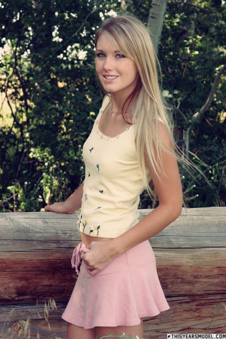 Летнее наслаждение в лесу с улыбающейся блондинкой