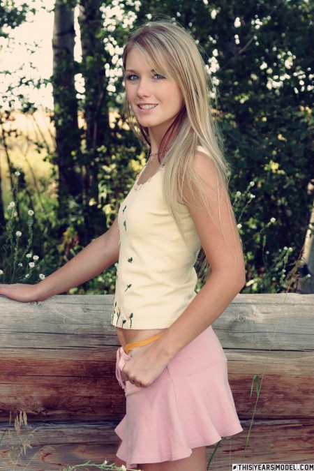 Летнее наслаждение в лесу с улыбающейся блондинкой