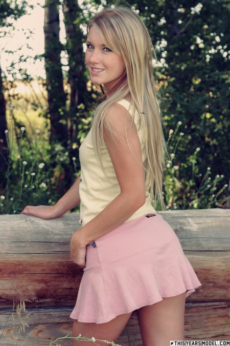 Летнее наслаждение в лесу с улыбающейся блондинкой