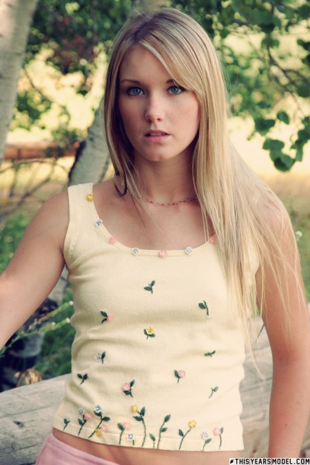 Летнее наслаждение в лесу с улыбающейся блондинкой