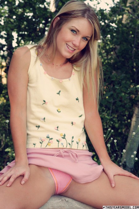 Летнее наслаждение в лесу с улыбающейся блондинкой