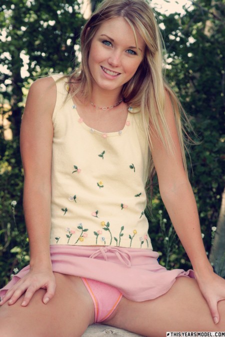 Летнее наслаждение в лесу с улыбающейся блондинкой