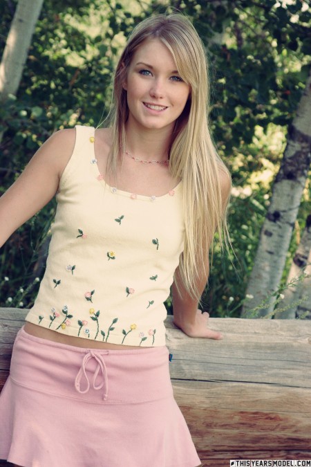 Летнее наслаждение в лесу с улыбающейся блондинкой