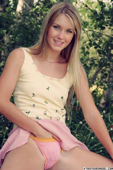 Летнее наслаждение в лесу с улыбающейся блондинкой