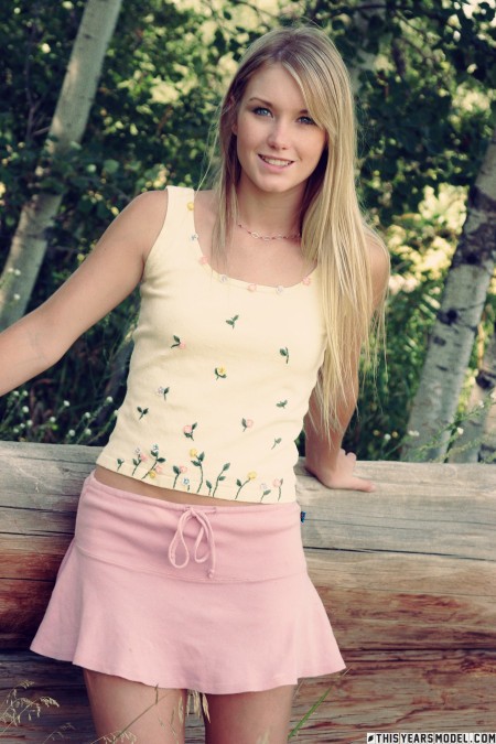 Летнее наслаждение в лесу с улыбающейся блондинкой