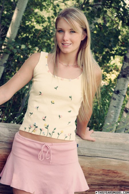 Летнее наслаждение в лесу с улыбающейся блондинкой