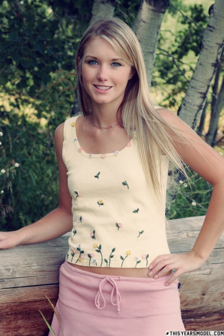 Летнее наслаждение в лесу с улыбающейся блондинкой