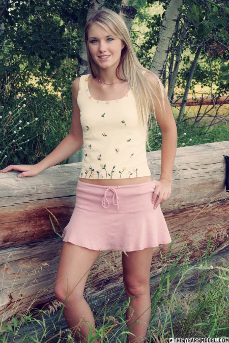 Летнее наслаждение в лесу с улыбающейся блондинкой