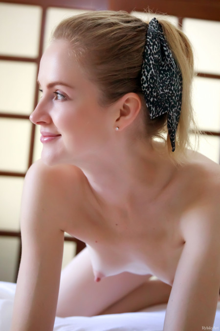 Соблазнительная Алиса Мэй в эротическом фотосете