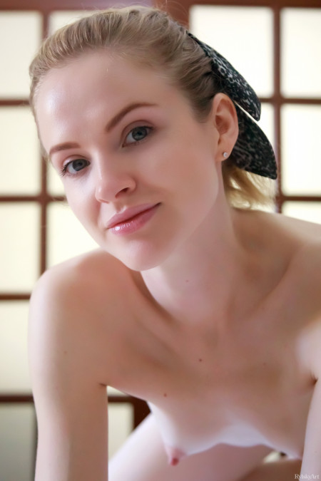 Соблазнительная Алиса Мэй в эротическом фотосете