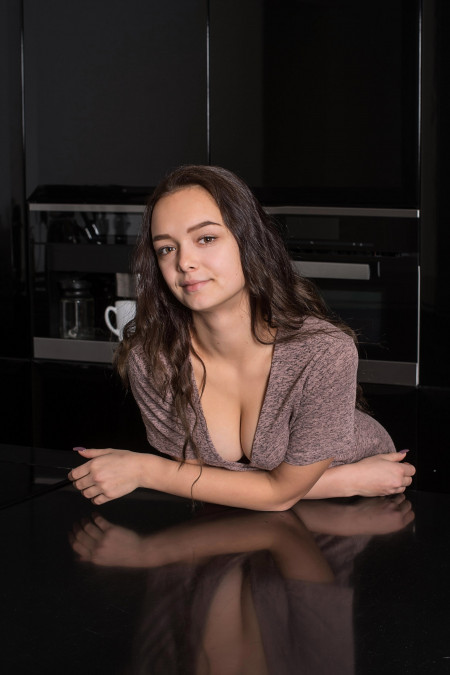 Счастливая красавица в домашней обстановке