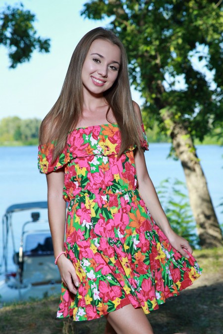 Летняя красота Линды на природе