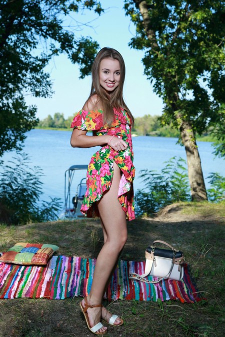 Летняя красота Линды на природе